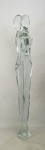 Grande escultura em grosso bloco de cristal translúcido representando "Casal". Pequena quebra na ponta de uma das mãos. Alt. 82,5cm.