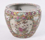 Grande aquário em porcelana oriental policromada, ricamente decorado com pintura de cenas do cotidiano, flores, borboletas, pássaros e arabescos com detalhes esmaltados e perolados em dourado. Apresenta perda na porcelana em função de batida na lateral e causando pequeno fio de cabelo no local. Interior com peixes em ambiente marinho. Med. 41x50 cm.