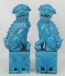 Par de estatuetas em porcelana esmaltada na cor azul, representando "Casal de cães fó". Alt. 20cm.