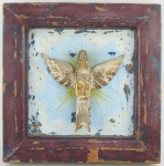 Divino Espírito Santo - Escultura em madeira patinada, estando esta em placa de madeira emoldurada. Med. total 26x26cm.