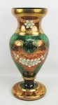 Grande vaso em vidro veneziano, policromado e decorado com ricos trabalhos em dourado e pintura de flores em relevo. Alt. 43,5cm.
