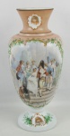 Belo vaso bojudo de coleção, em opalina francesa, policromado e decorado com pintura de cena de Napoleão na corte e busto de meninas em reserva. Alt. 36cm.