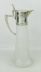 Claret Jug alemão, com marca da manufatura WMF, em cristal lapidado e guarnições em metal espessurado a prata. Apresenta discreto mofo. Alt. 31,5cm.