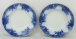 Par de pratos de coleção em porcelana azul borrão, com flores e folhagens. Borda com dourado. Diam. 24,5cm.
