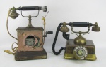 Colecionismo - Dois antigos telefones com caixas em metal, tendo um marca da manufatura Ericson e o outro não encontrada a marca. Não testado. Ambos no estado.  Alts. 30,5cm e 22cm.