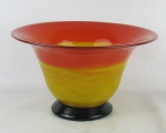 Centro de mesa em murano, decorado  com aba no tom laranja, corpo com rajados em amarelo e base azul. Med. 19x33cm.