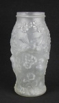 Vaso em vidro foscado anos 50, decorado com trabalhos de pássaros, flores e folhagens em relevo. Parte interna da borda com um bicado. Alt. 26,5cm.