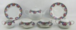 Tete a tete em porcelana com decoração floral em policromia, composto de bule, leiteira, açucareiro, 2 pratos para sobremesa e 2 xícaras, com fio de cabelo. Alt. bule 14,5cm.