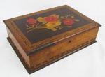 Caixa para costura em madeira, decorada com marqueterie. Interior com bandeja removível e divisórias. Med. 8,5x30,5x21 cm.