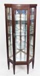 Vitrine de canto em madeira trabalhada com faixas em marqueterie. Tampo em mármore. Laterais e porta central com vidro. Interior com 3 prateleiras em vidro, fundo e base com espelhos. Pernas de seção quadrada afinando para baixo . Med. 152,5x65x53cm.