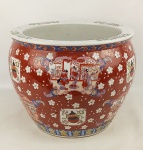 Cachepot em porcelana oriental, profusamente decorado com pinturas esmaltadas e policromadas com cenas de interior e flores. Med. 26x32cm.