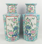 Par de vasos em porcelana oriental, profusamente decorados com pinturas esmaltadas e policromadas de paisagens com pássaros, flores e folhagens. Alt. 36cm.