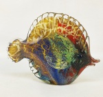 Escultura em murano na forma de peixe. Interior profusamente policromado e decorado com pó de prata. Med. 15,5x21cm.