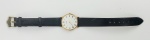 Piaget - Relógio masculino de pulso, suíço, com tampa traseira e caixa, em ouro 18K contrastado. Mostrador em números romanos e pulseira em couro. Referencia 9025. Maquina a corda, funcionando. Pulseira com discretas marcas de uso. Diam. da caixa 3cm. Este ítem não se encontra no local do leilão.