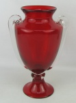 Vaso na forma de ânfora em murano, na tonalidade vermelha, sendo as alças translúcidas. Alt. 31cm.