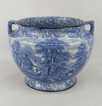 Cachepot com alças em faiança inglesa, profusamente decorada com pinturas em tons de azul, representando cenas de paisagens. Marcas da manufatura na base. Med. 21x27cm.