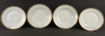 Limoges - Conjunto de 12 pratos em porcelana francesa, com marca da manufatura, sendo 6 fundos e 6 para sobremesa, decorados na borda com faixa dourada com trabalhos de gregas em relevo. Diamts. 24,5 e 22cm.