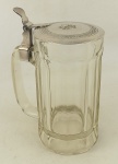 WMF - Antigo tankard de coleção, alemão, com marcas da manufatura na tampa, monograma e trabalhos em gregas. Vidro lapidado em facetados tendo no fundo gravação em relevo D.R.P. 33964. Alt. 18cm.
