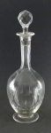 Licoreiro bojudo em cristal europeu, lapidado com olivas e frisos bisotados. Gargalo alto, lapidação dedão. Tampa em facetas. Alt. 31,5cm.