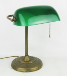 Luminária de mesa art-deco, em metal, cúpula de inclinação regulável em vidro opalinado no tom verde e interior no tom leitoso. Interruptor original de puxar. Funcionando. Med. 35x26,5cm.
