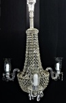 Lustre dito pera, com 3 braços, para 9 luzes em cristal, formado por contas e pingentes lapidados. Interior com 6 luzes, sendo 3 para cima e 3 para baixo. Braços recurvos em cristal, para 1 lâmpada cada, com mangas lapidadas com flores e folhagens em satiné. Estrutura em bronze dourado e cinzelado. Alt. 95cm.