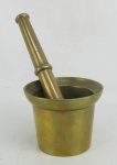 Pilão com socador em bronze dourado. Med. 8x10cm.