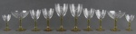 Serviço em cristal translúcido lapidado, com folhagens, flores e volutas, com hastes e bases no tom âmbar, composto de 12 taças para vinho tinto, 9 para vinho branco, 11 para champagne, 12 para vinho do porto e12 para licor. Total 56 peças. Alt. maior e menor 16 e 9,5cm.