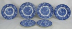 Dezoito pratos em porcelana inglesa Woods Ware, decoração em tons de azul, tendo em cada seis a mesma paisagem, sendo 6 rasos, 6 fundos e 6 para sobremesa. Diam. maior 25cm.