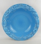 Centro de mesa em porcelana italiana no tom azul, com marca da manufatura Tiffany Boutique na base. Aba decorada com trabalhos de folhagens, flores, conchas e caramujos em relevo. Med. 8x40cm.