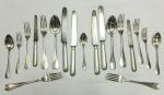 Parte de faqueiro francês, com marca da manufatura Christofle, em metal espessurado a prata, composto de 12 facas grandes, 12 colheres grandes, 12 garfos grandes , 9 facas para sobremesa, 12 colheres para sobremesa, 12 garfos para sobremesa, 12 colheres para sorvete, 18 garfos para frutas. Laminas das facas no estado, e pequenas marcas de uso. Total de 99 peças.