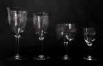 Conjunto de taças em cristal contendo 4 unidades de tamanhos diferentes, com alturas 18 cm, 16 cm, 12,5 cm e 11,5 cm.