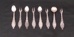 Conjunto de talheres em metal espessurado a prata, contendo 8 unidades, sendo, 4 garfinhos para petisco, 3 colheres para café e 1 colher para açucareiro.