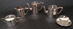 EBERLE - Conjunto para chá e café em metal espessurado a prata contendo 5 unidades, sendo, 1 bule para chá, 1 bule para café, 1 leiteira, 1 açucareiro e 1 mantegueira. Medida altura bule para café 13 cm, bule para chá 11 cm, leiteira 10,5 cm, açucareiro 8 cm e mantegueira 6,5 cm.