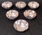 Conjunto de lavandas em metal espessurado a prata contendo 6 unidades. Medida diâmetro 12 cm.