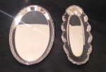EBERLE - Lote contendo duas mini travessas em metal espessurado a prata, sendo uma delas com medidas 22 x 9,5 cm e a outra da marca Eberle medindo 23 x 14 cm.