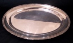 WOLFF - Travessa oval em metal espessurado a prata, com detalhes em alto relevo na borda modelo croisé. Medidas 56 x 40 cm.