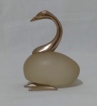 ABY - Objeto decorativo representando ave com corpo em murano, pés, pescoço e cabeça em metal dourado com detalhes em baixo relevo. Medida altura 7,5 cm, largura 5,5 cm e profundidade 5,5 cm.