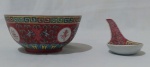 Conjunto chinês para sopa em porcelana, nas tonalidades branco e vermelho, contendo bowl e colher. Medidas bowl 5,5 x 11,5 cm e colher 14 cm.