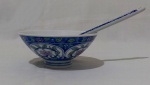 Conjunto chinês para sopa em porcelana, nas tonalidades branco e azul, contendo bowl e colher. Medidas bowl 5 x 12 cm e colher 18 cm.
