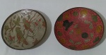 Par de mini petisqueiras em metal, com desenhos de tema flora e fauna, sendo, 1 na tonalidade vermelha e 1 na tonalidade prata, com pé. Medida diâmetro 15 cm.