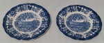 AVON  SCENES PALISSY - Par de pratos decorativos ingleses para parede, em porcelana na tonalidade branca, com desenho de paisagem no centro e bordas decoradas na tonalidade azul cobalto. Medida diâmetro 25 cm cada.
