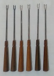 Conjunto contendo 6 espetos para petiscos ou fondue com cabo em madeira. Medida comprimento 26 cm.