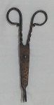 Antiga tesoura apagador de velas em cobre com cabos estilo espiral. Medida comprimento 24 cm.