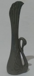 Vaso solitário em metal com trabalho em alto relevo em formato de cisne. Medida altura 17,5 cm, largura 5,5 cm e profundidade 4 cm.