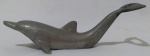Abridor de garrafa decorativo, em metal, com formato de golfinho. Medida altura 5,5 cm, largura 17 cm e profundidade 6 cm.