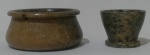 Lote contendo 2 itens redondos em pedra sabão, sendo, 1 com pequeno buraco para adicionar alça, caso haja interesse, com medidas 4 x 8,5 cm, e o outro 4 x 5 cm.