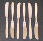 MERIDIONAL - Conjunto de facas para sobremesa em metal espessurado a prata, contendo 6 unidades, com detalhes de rosas em alto relevo.
