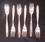 MERIDIONAL - Conjunto de garfos para sobremesa em metal espessurado a prata, contendo 6 unidades, com detalhes de rosas em alto relevo.