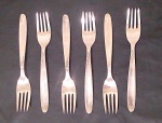 MERIDIONAL - Conjunto de garfos para sobremesa em metal espessurado a prata, contendo 6 unidades, com detalhes de rosas em alto relevo.