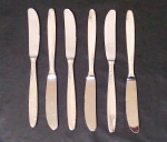 MERIDIONAL - Conjunto de facas para carne em metal espessurado a prata, contendo 6 unidades, com detalhes de rosas em alto relevo.